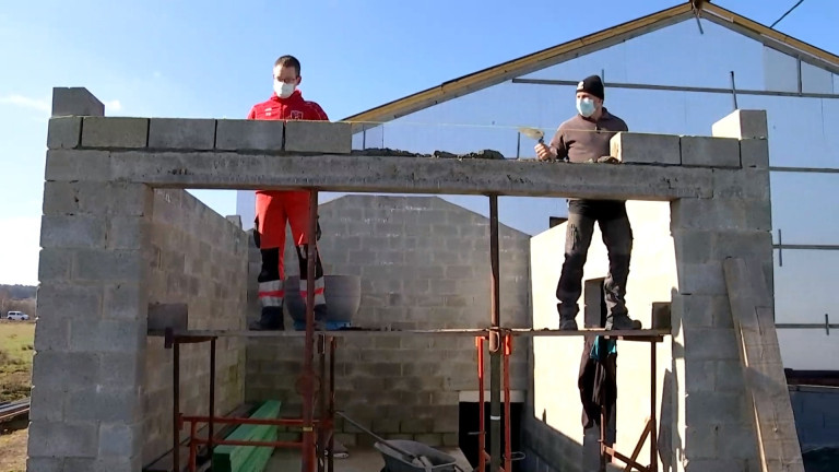 Des bénévoles rénovent eux-mêmes la buvette de leur club