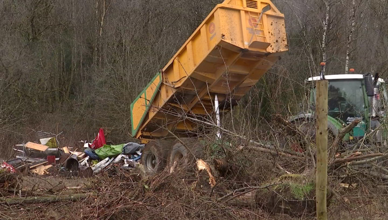 Le site de la ZAD est en cours de démontage. Une nouvelle clôture est posée