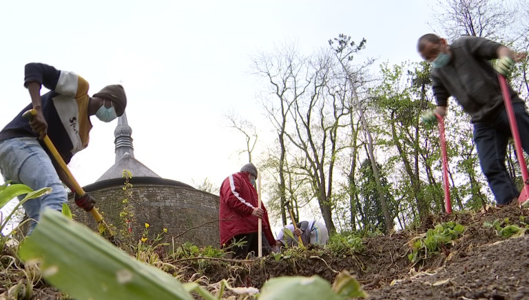 Le jardin pour les jeunes, des Compagnons bâtisseurs, sort de terre