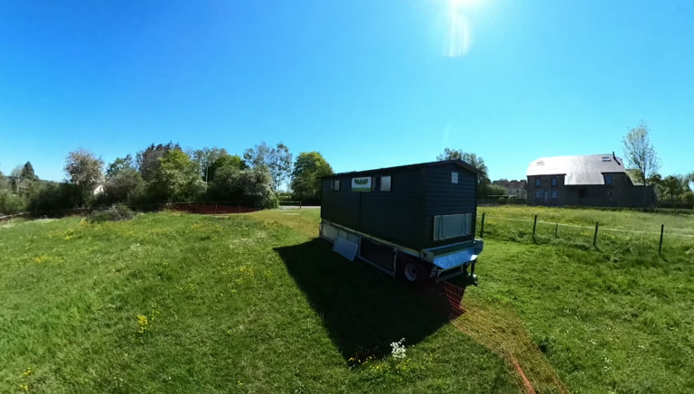 Nouveauté à la Ferme des deux fontaines (Tintange - Fauvillers) : un poulailler mobile, autonome sur le plan énergétique 