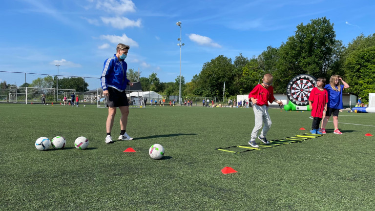 200 élèves de la région de Marche ont participé à une journée découverte "foot" avec Aline Zeler
