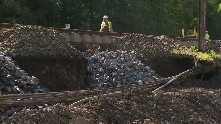 A pied d'oeuvre pour réparer les dégâts sur le rail