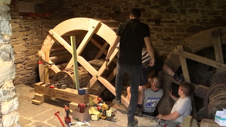 Montleban: le moulin Massard doté d'une nouvelle roue fabriquée par une menuiserie de Ourthe