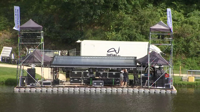 Neufchâteau. Une scène flottante pour le premier "Summer Lake Festival"!