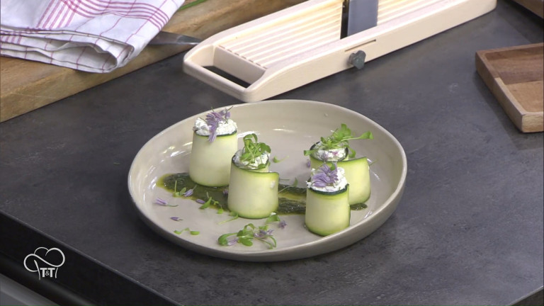 Les makis de courgettes au fromage frais, fleurs de ciboulette, rhubarbe et coulis d'ortie