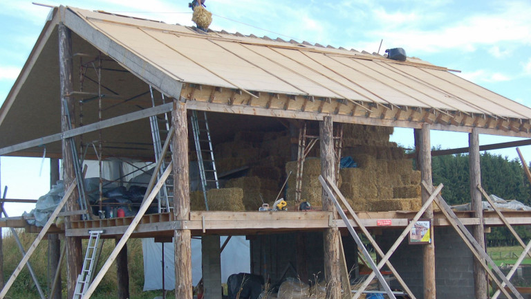 Saint-Médard : Edmond a construit sa maison en paille. 