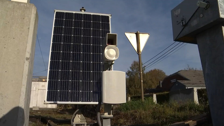 Infrabel teste une "Warning box" pour un mois au passage à niveau de Bertrix 