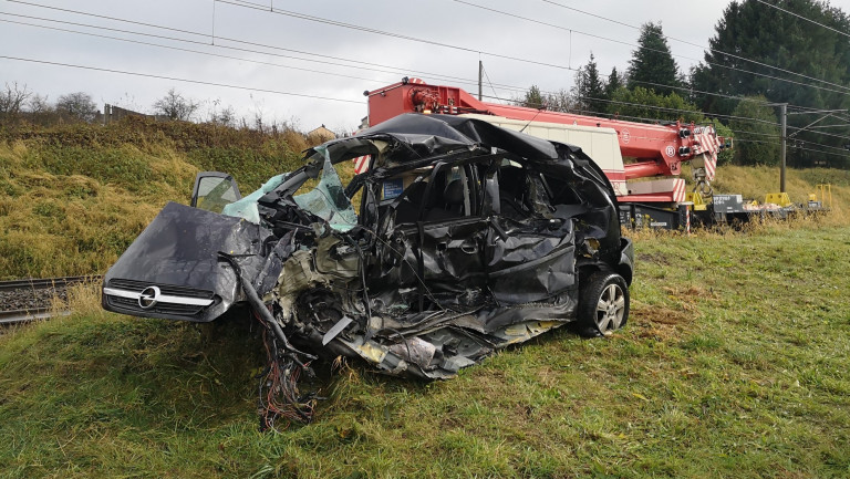 Accident ferroviaire à Florenville. Le véhicule piégé sur les voies a été évacué