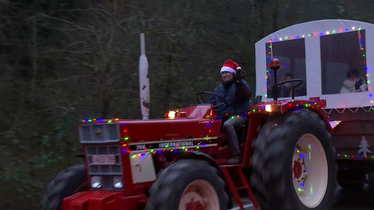 Weris : la parade des tracteurs de Noël a rassemblé une vingtaine d'engins