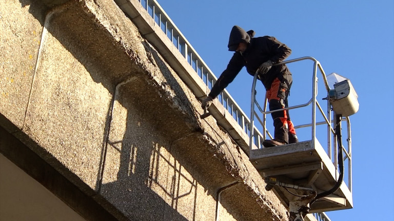 E25. Des travaux en urgence sur un pont dont l'habillage s'effrite