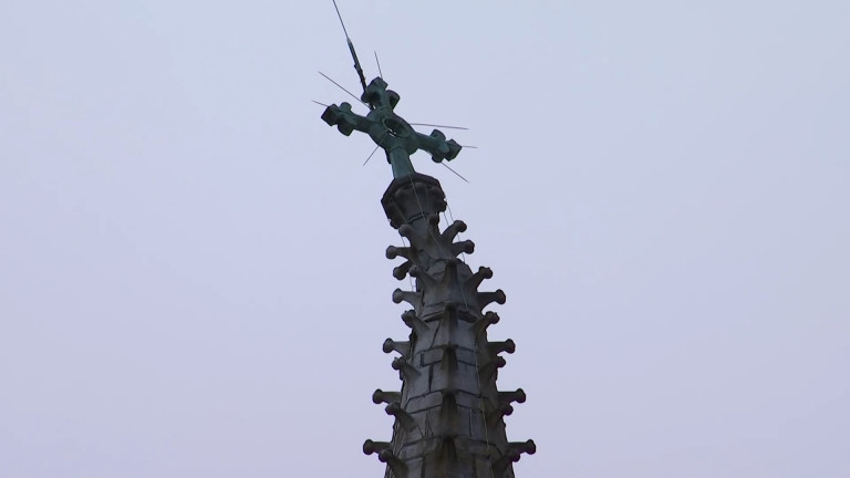 Arlon : la croix du clocher de St Martin penche dangereusement