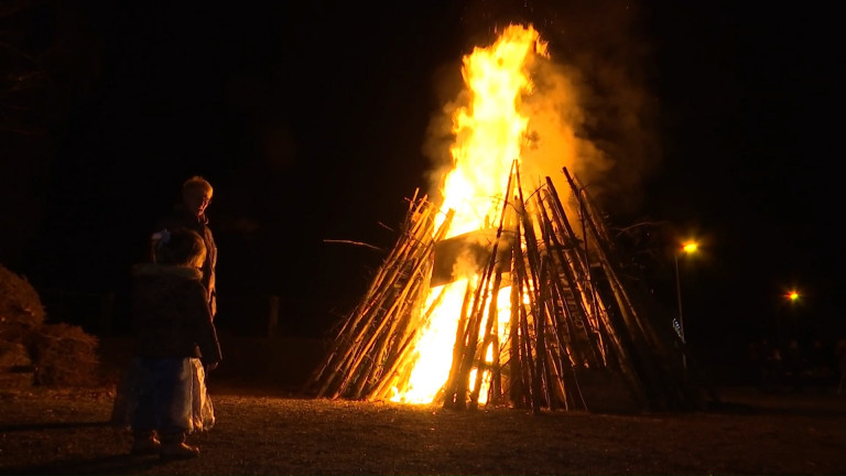 Un grand feu pour chasser le corona à Lamormenil