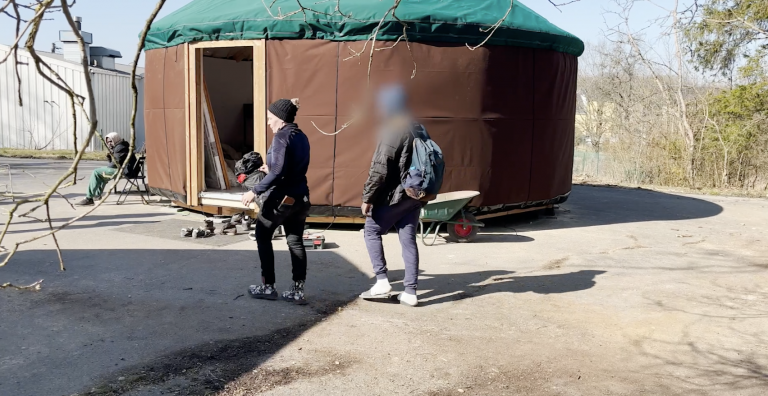 Une yourte pour les migrants en transit à Aubange