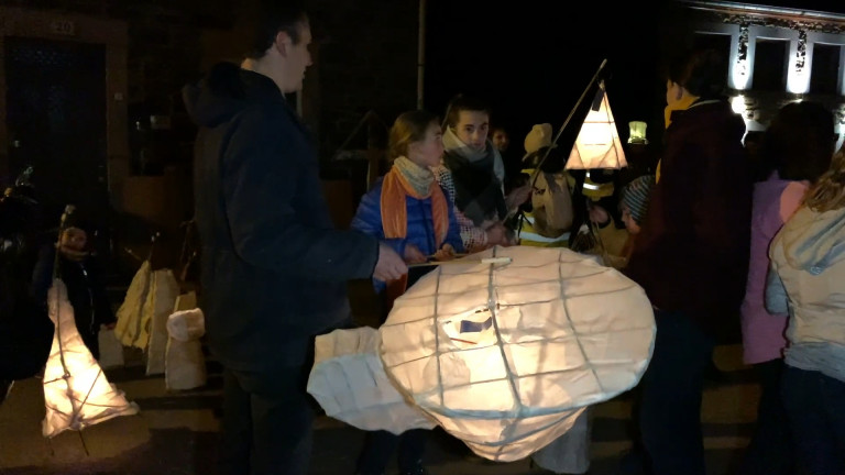 Hampteau illuminé par la parade aux lanternes du Miroir Vagabond