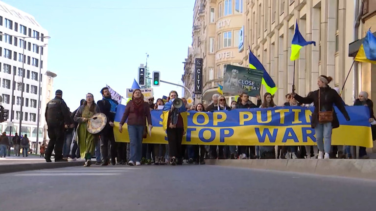 "Stop Putin, stop war" scandent les manifestants à Luxembourg-Ville