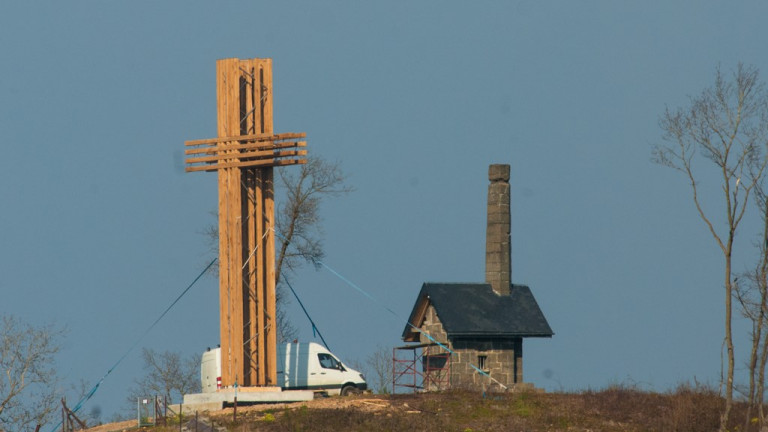 Wellin. Une croix de 15 mètres s'élève désormais le long de l'E411