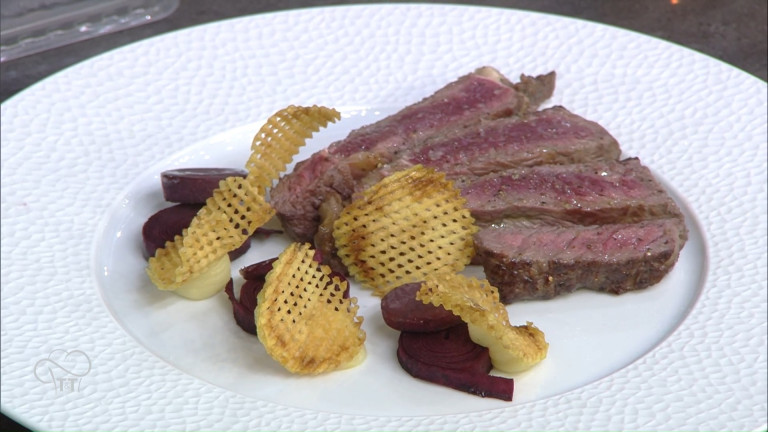 Entrecôte, sauce béarnaise, déclinaison de bettraves