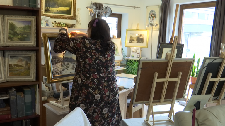 Durbuy : Marie-Louise expose les oeuvres de Roger Hanotiau, son mari, au sein de son salon