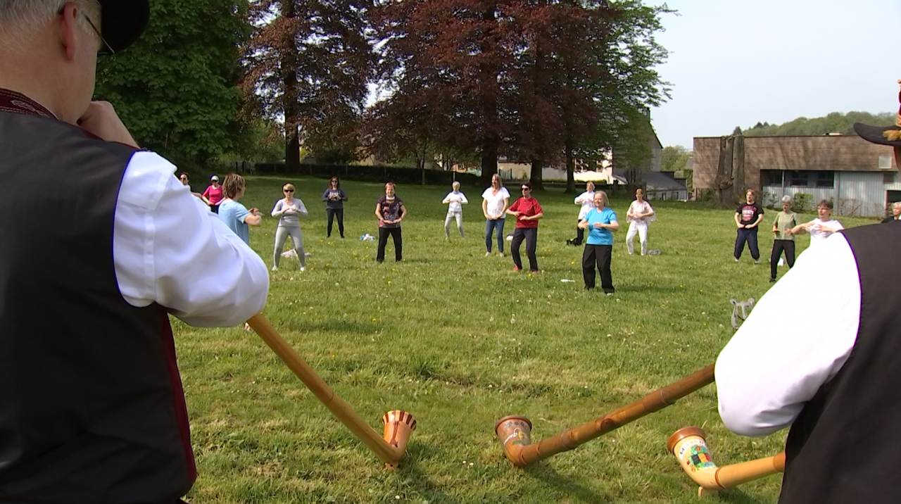 Insolite : une séance de gymnastique chinoise aux sons des cors alpins gaumais