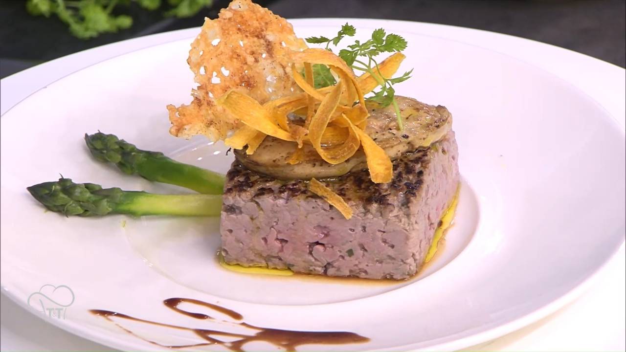 Tartare de bœuf snacké à l'huile de truffe et son foie gras poêlé