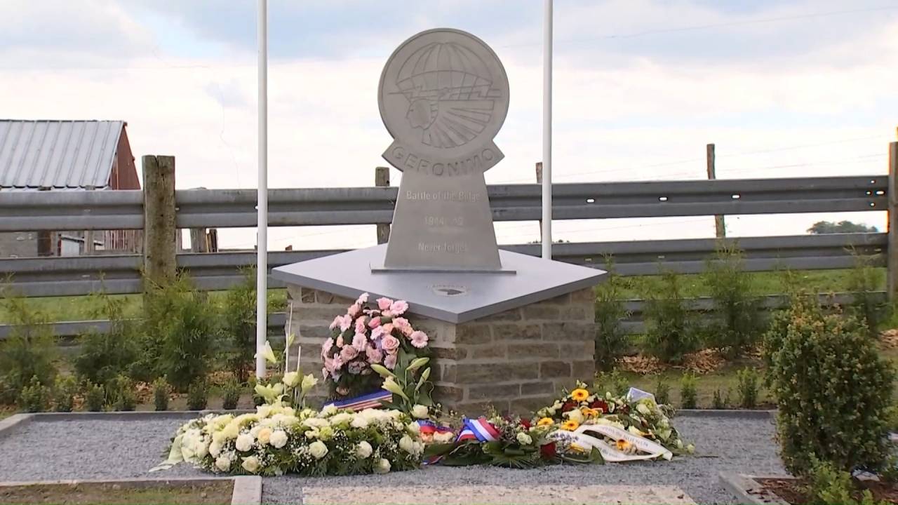Un monument dédié à la 501ème Airborne à Mont (Bastogne)