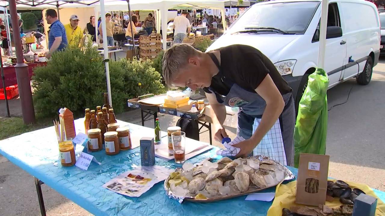 Des produits locaux suédois au marché du terroir de Léglise