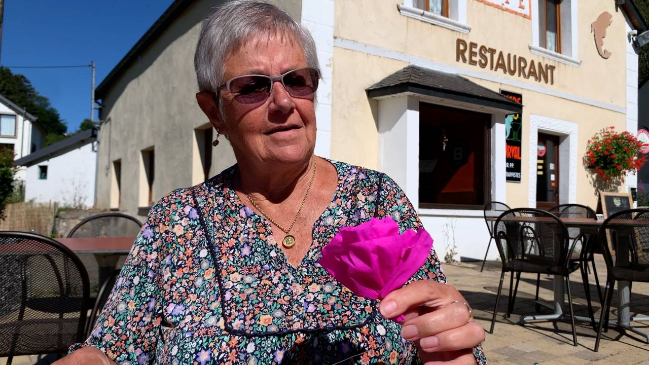 Des fleurs en papier crépon : patrimoine reconnu pour le carnaval de Florenville