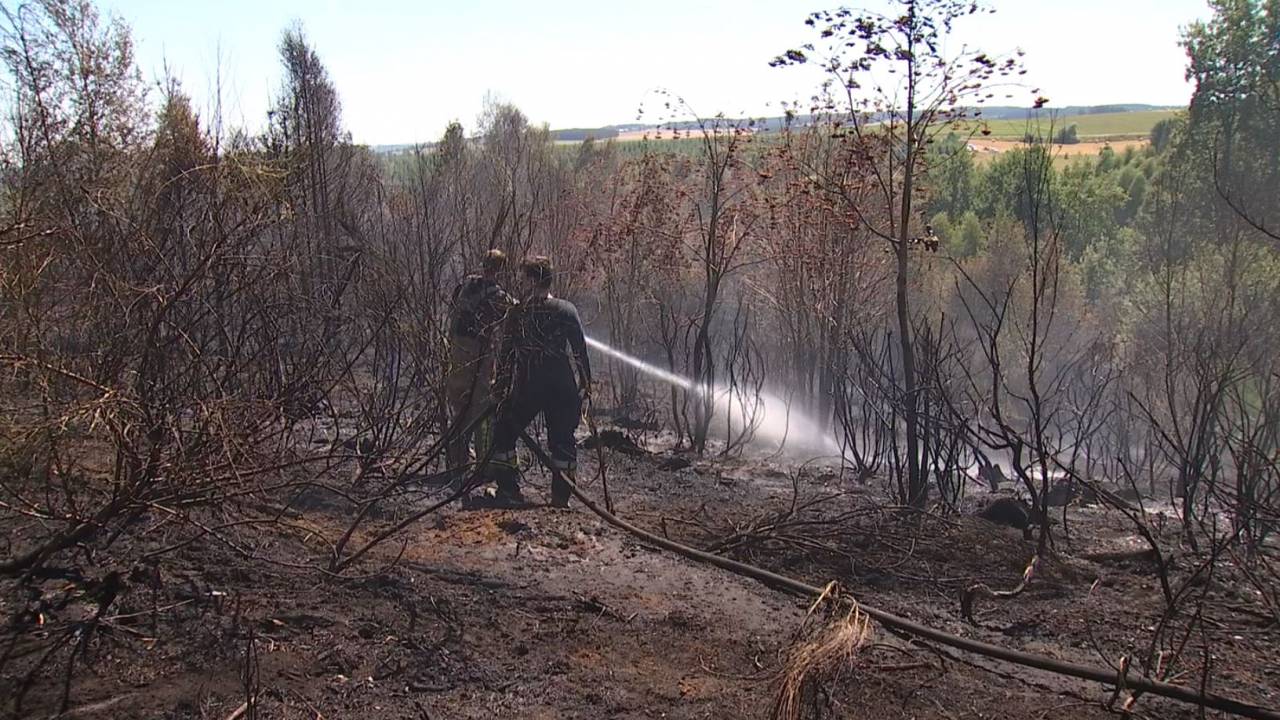 Incendie de Cobreville : les pompiers présents depuis mardi soir pour empêcher la reprise du feu