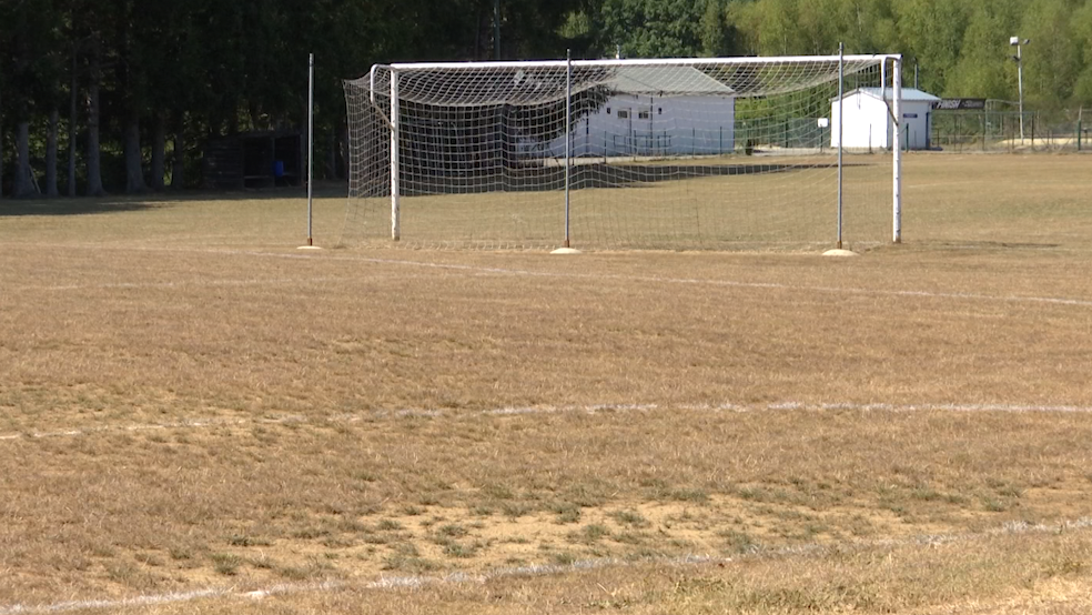 Des terrains de football extrêmement secs à l'approche du championnat