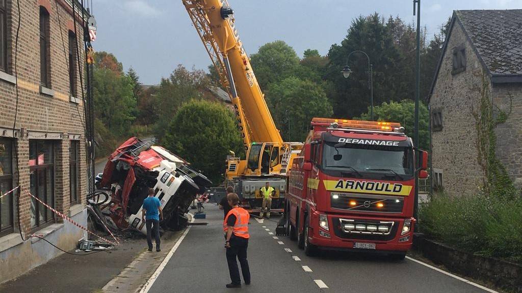 Plus de peur que de mal pour deux pompiers victimes d'un accident de la route à Grupont