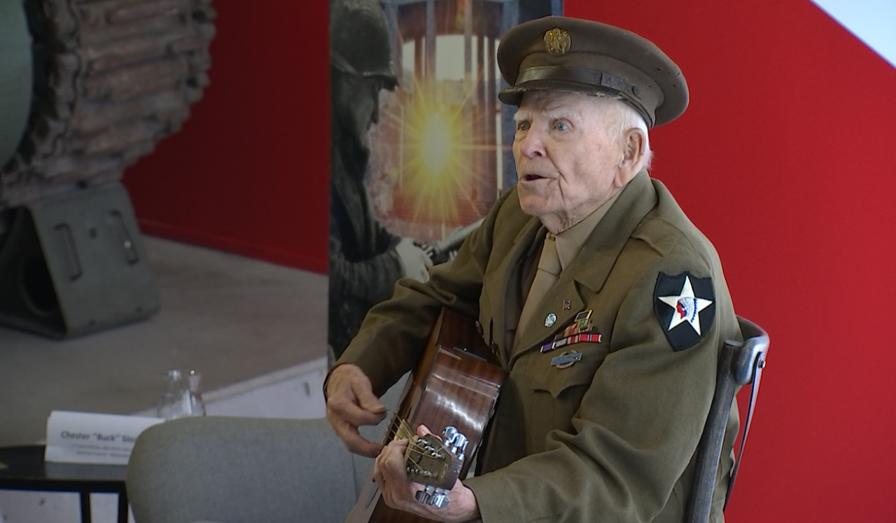 Le vétéran américain, Chester "Buck" Sloan, de retour à Bastogne