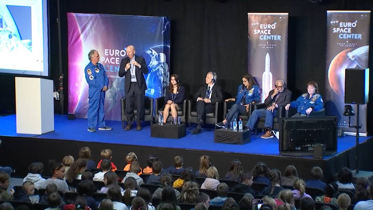 Dirk Frimout répond aux questions de 500 jeunes à l'Euro Space Center