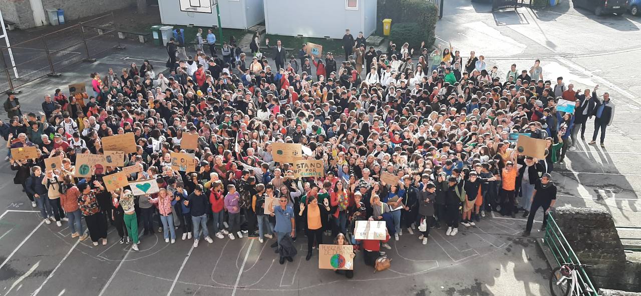 Les 700 élèves de l'Institut Sainte-Julie se lèvent pour le climat