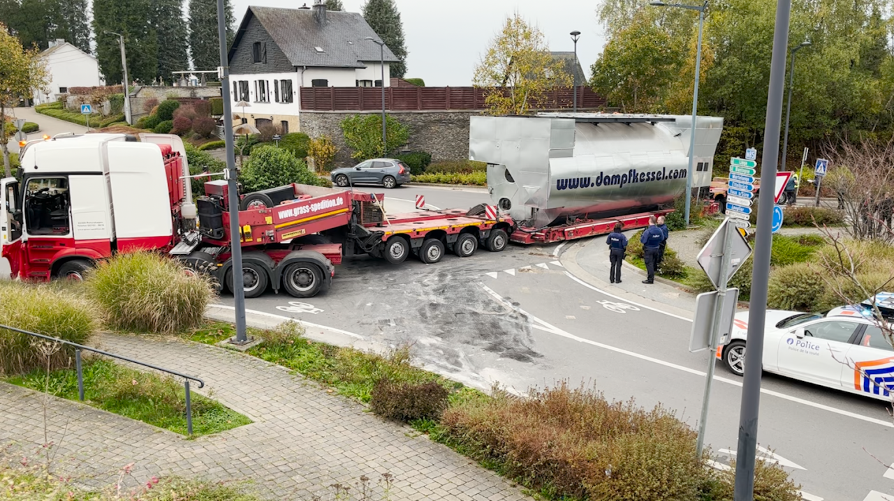 Neufchâteau : un camion bloque la circulation pendant plus de six heures