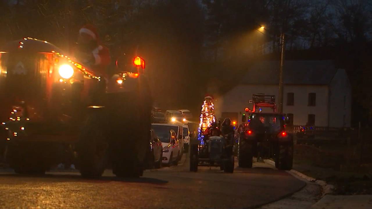 Neufchâteau : un défilé de tracteurs de Noël pour le marché de Marbay