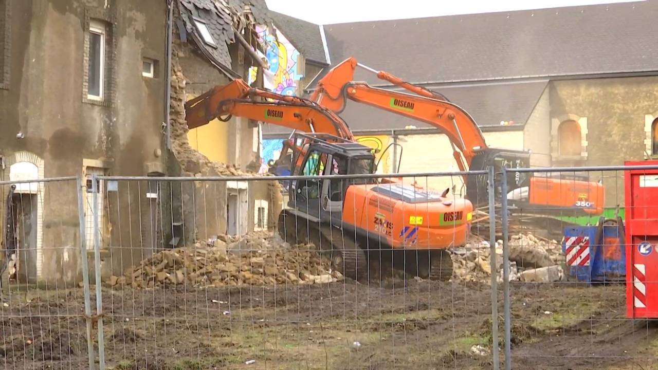 Rénovation urbaine à Athus : la démolition des bâtiments de la place du centre a débuté 