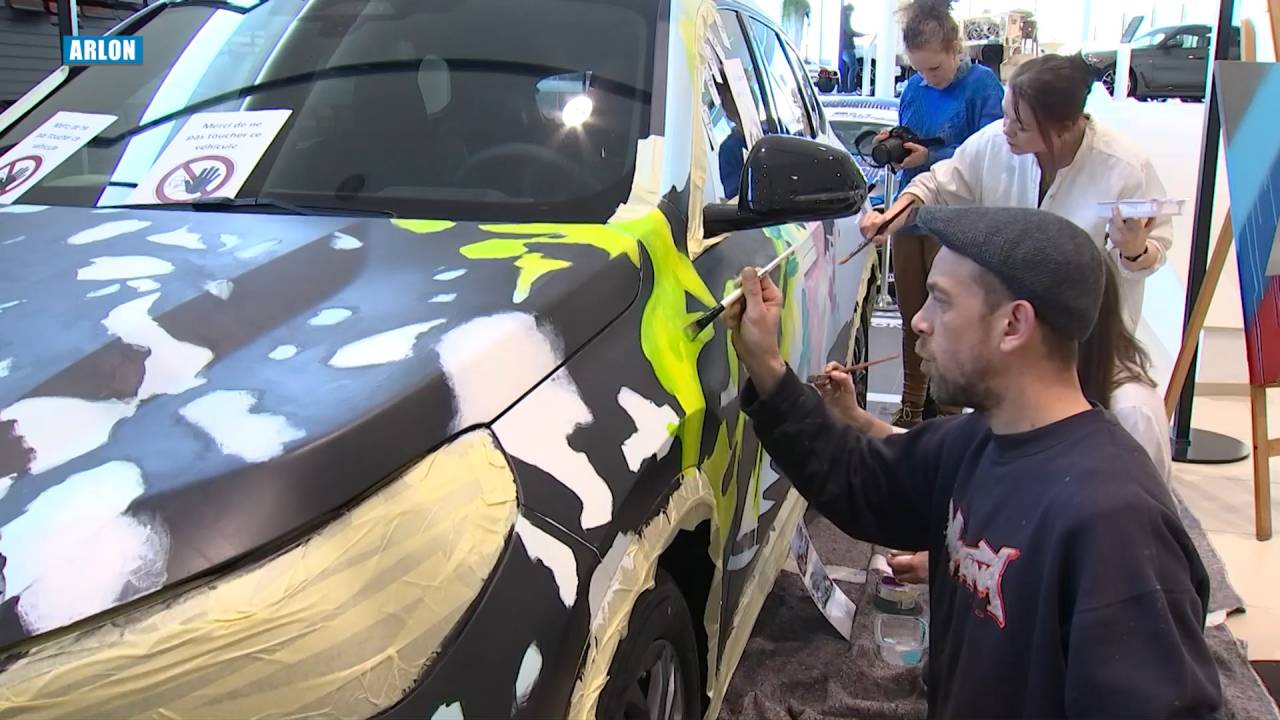 Arlon : trois artistes customisent une voiture