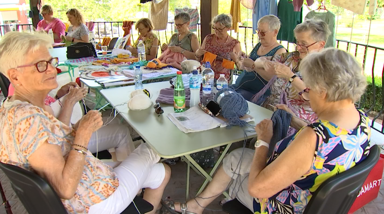 Saint-Hubert: aiguilles et crochets se sont invités à la Roseraie pour la journée mondiale du tricot