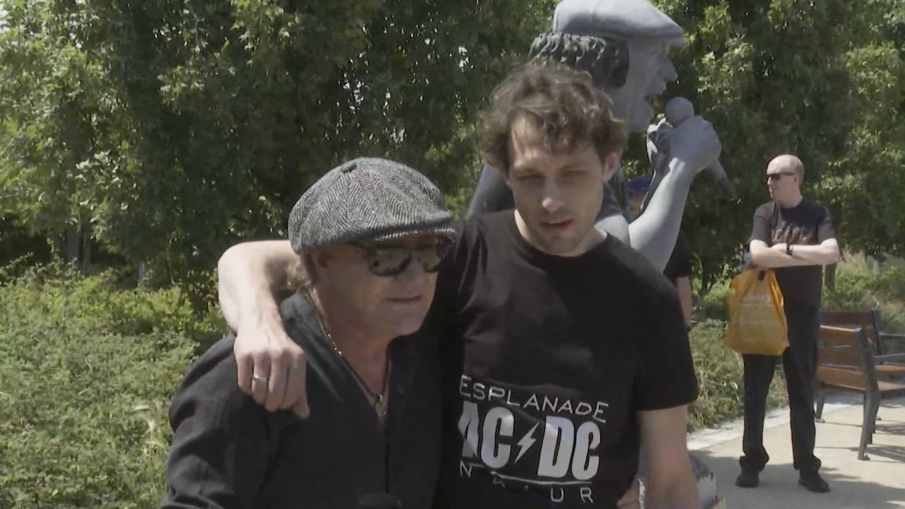 Fan d'AC/DC, Anthony Cognaux présente à Brian Johnson sa statue