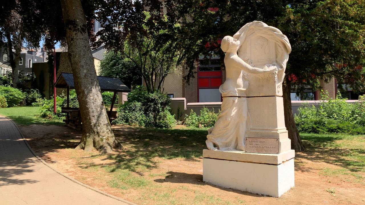 Le monument Etienne Lenoir déplacé au parc Gaspard à Arlon