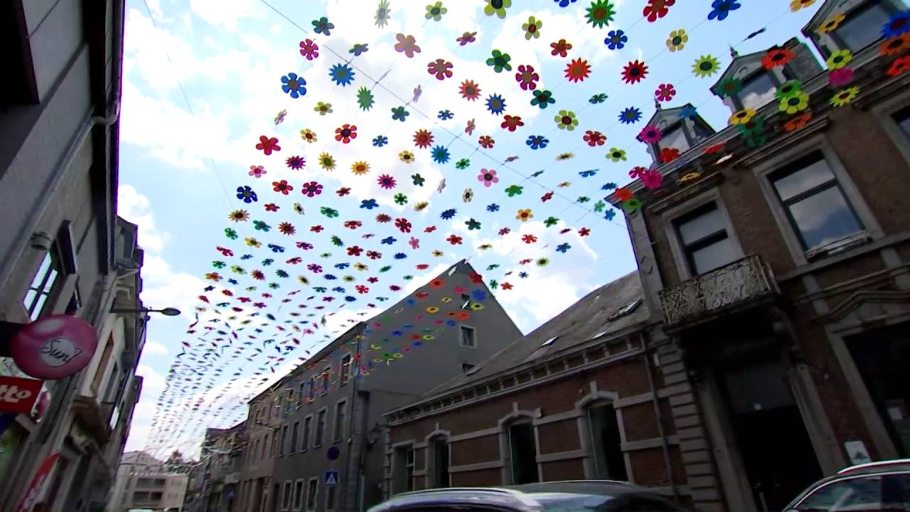 Traverser Neufchâteau sous un ciel fleuri