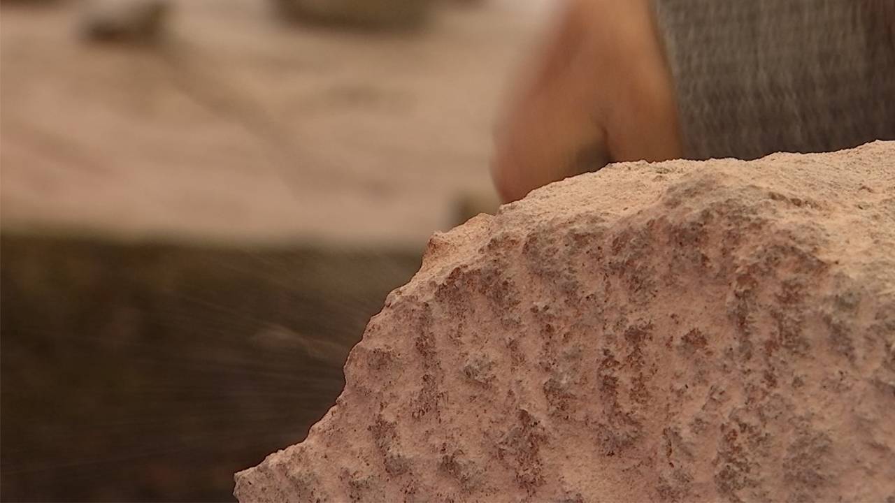 Des archéologues français expérimentent la taille de meules à Vielsalm
