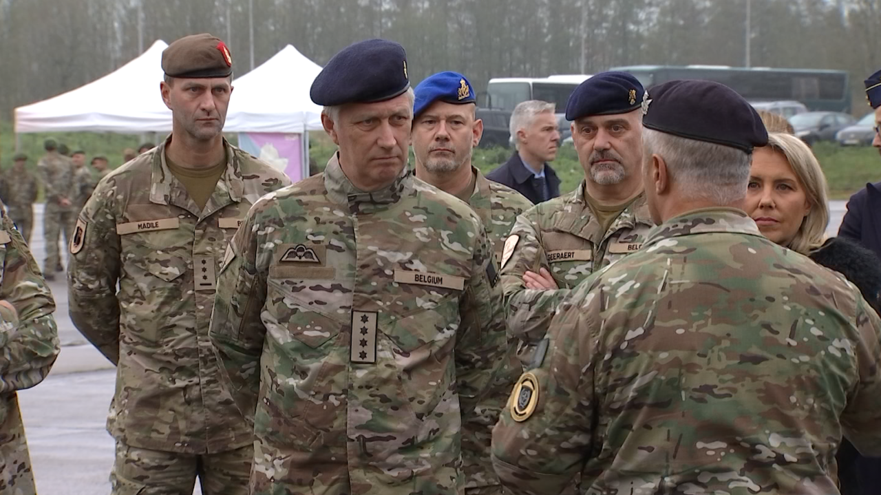 Le roi Philippe en visite au camp militaire de Marche