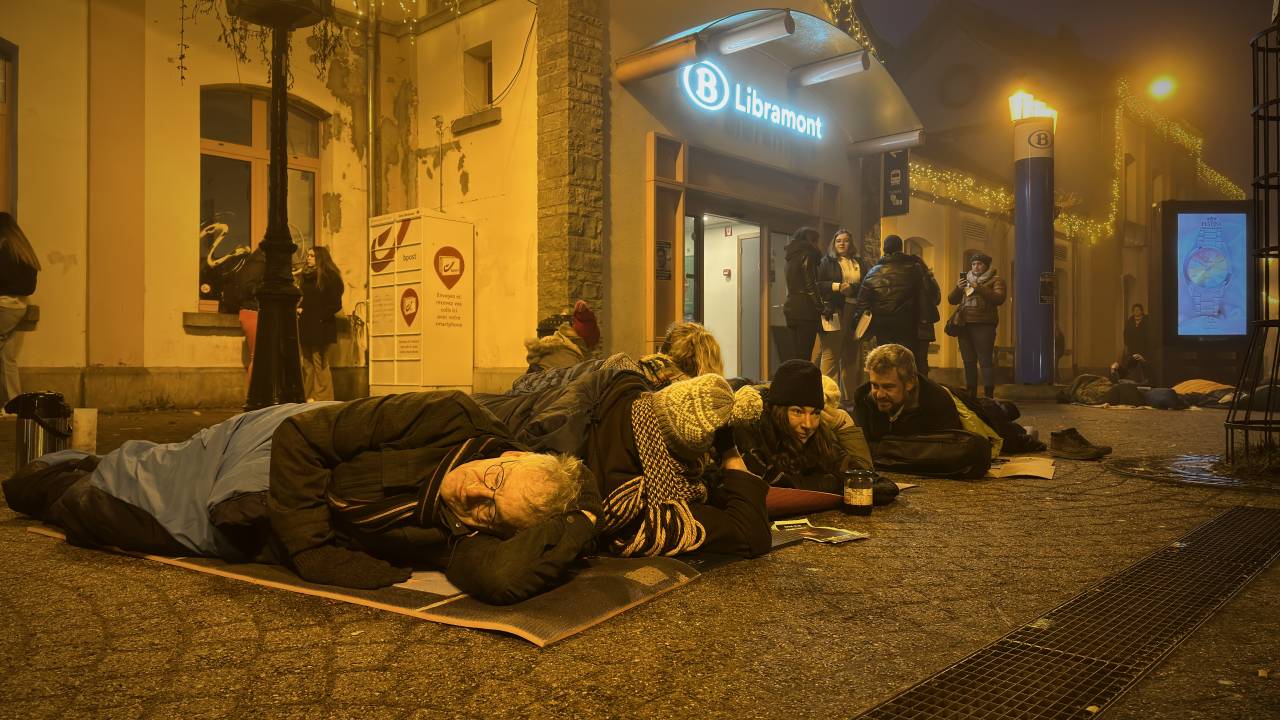 Ces citoyens se sont couchés dans le froid, à même le sol, comme 2600 migrants en Belgique