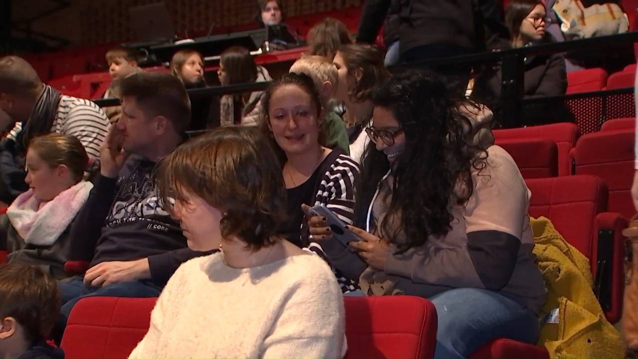 A Marche-en-Famenne, les éducatrices de rue permettent à des familles de découvrir le spectacle d'André Borbé 