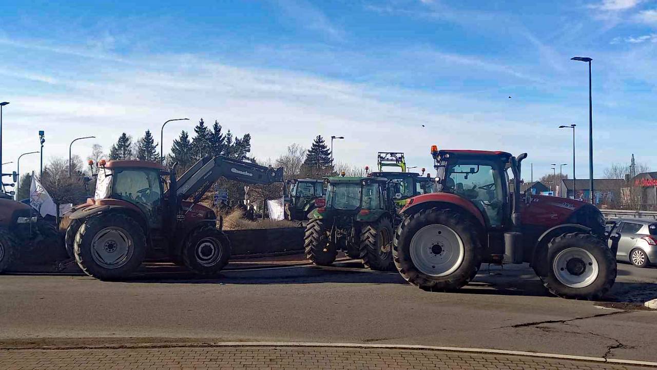 Des agriculteurs organisent un barrage au rond-point de Recogne