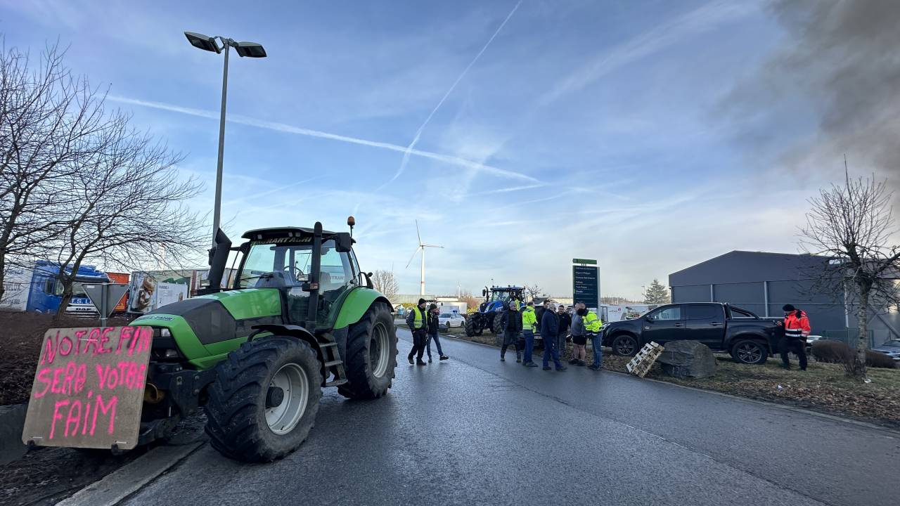 Le dépôt Aldi à Villeroux bloqué par les agriculteurs jusqu'à mardi matin, peut-être plus...