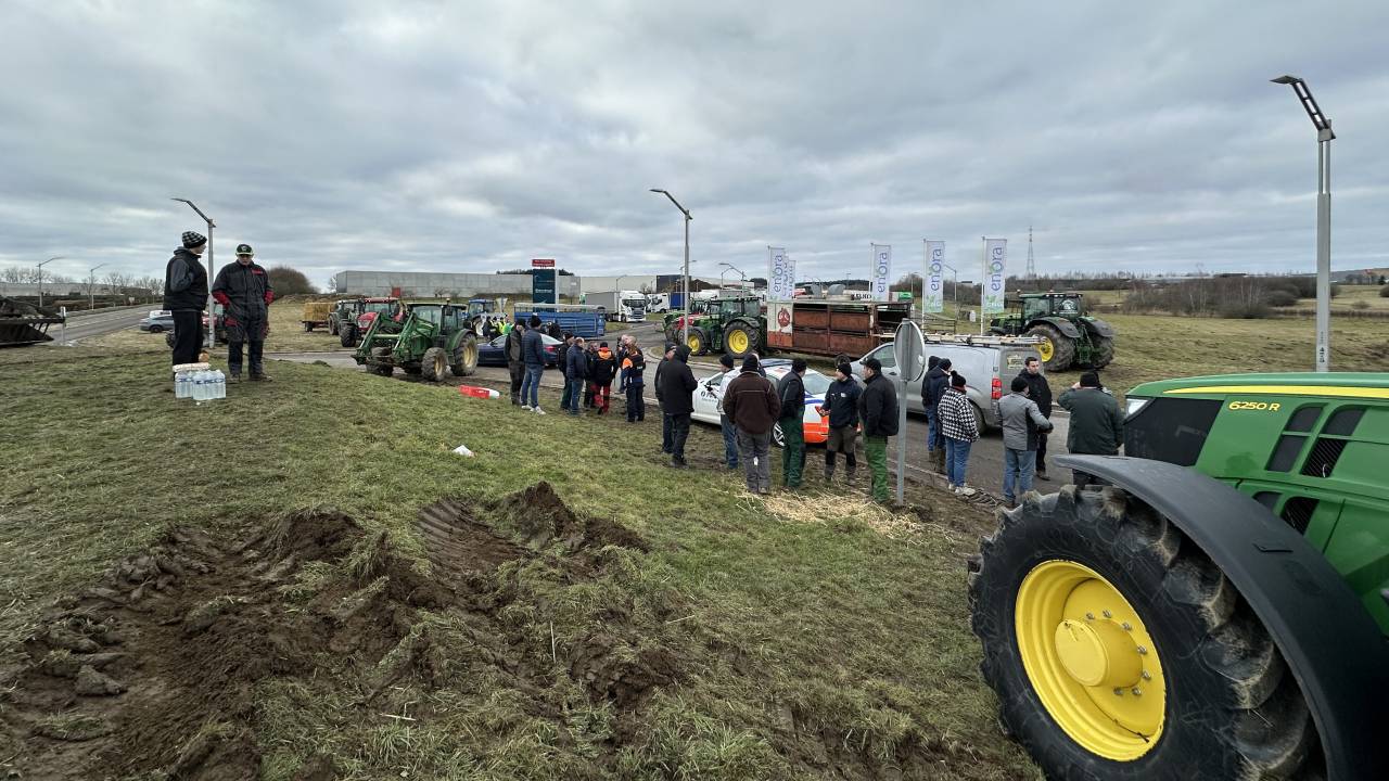 Molinfaing : une trentaine de tracteurs bloque l'entrée du zoning Ardenne Logistics