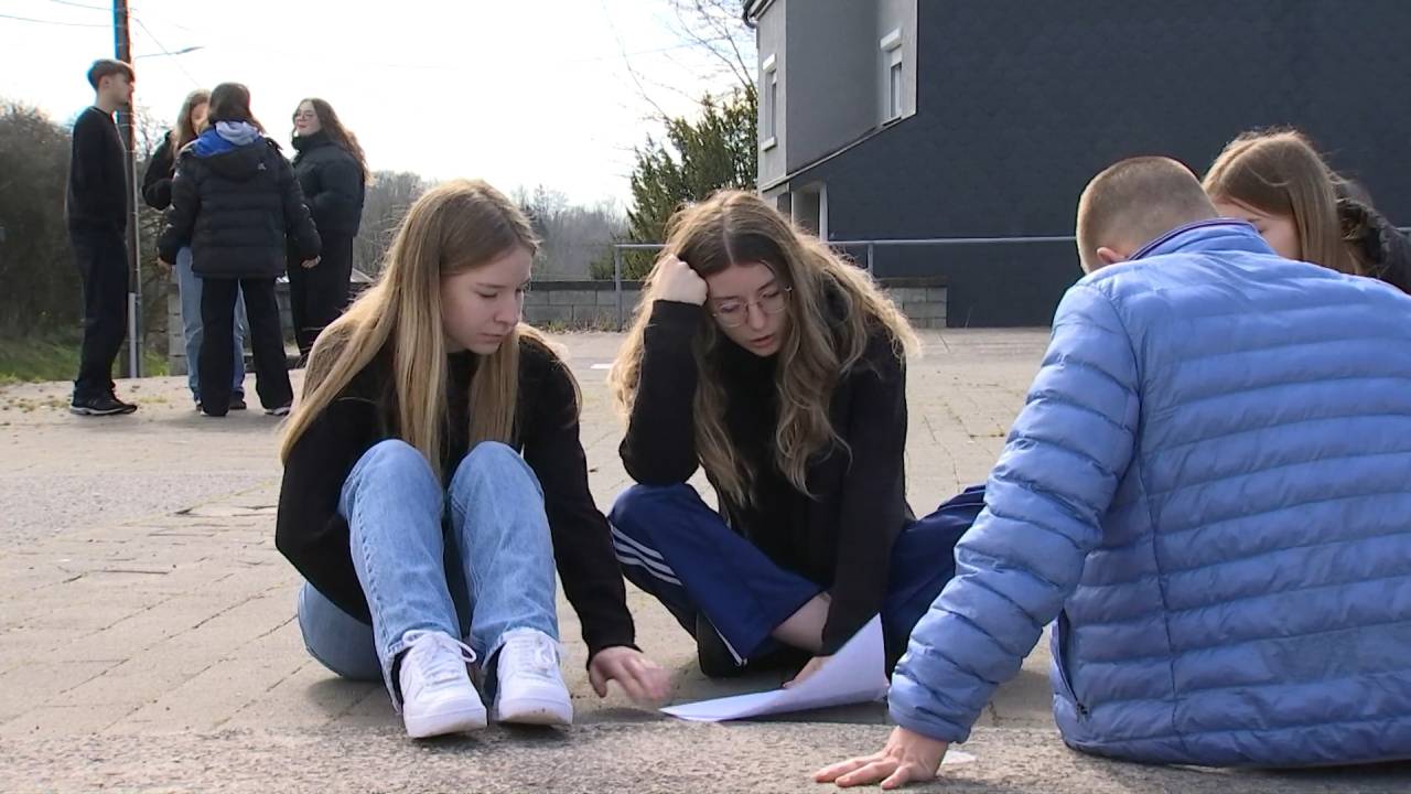 Des jeunes à la découverte des coûts moraux et environnementaux de leur consommation