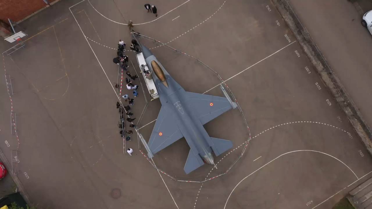 Un avion de chasse "F-16" s'invite à l'Institut Cardijn-Lorraine d'Arlon